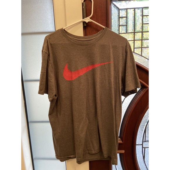 Nice High End NIKE Gray & Red Swoosh XL Men’s T-Shirt Mint - Picture 5 of 5